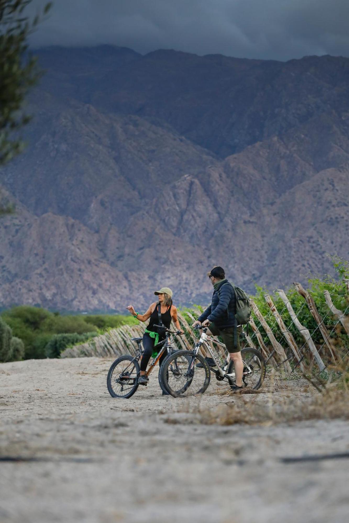 Grace Cafayate Hotel Kültér fotó Biking in the Santa Rosa Mountains