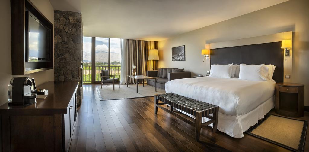 Grace Cafayate Hotel Kültér fotó A guest room at the Four Seasons Hotel